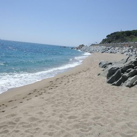 White Stones Beach In Sant Pol De Mar Exterior photo